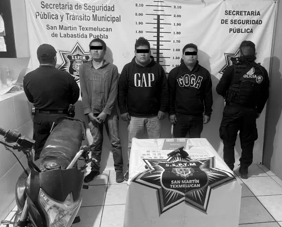 Policías de San Martín Texmelucan detuvieron 3 personas en San Cristobal Tepatlaxco por los delitos de droga, portación de arma de fuego y cartuchos utiles