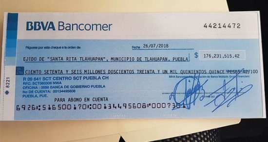 Cheque de la SCT que entregó a Carlos N. como Comisariado Ejidal de Santa Rita Tlahuapan, por las afectaciones de la construcción de la autopista México-Puebla