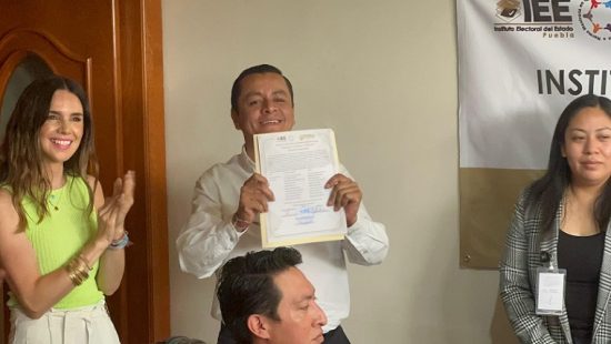 Entrega contancia Juan Manuel