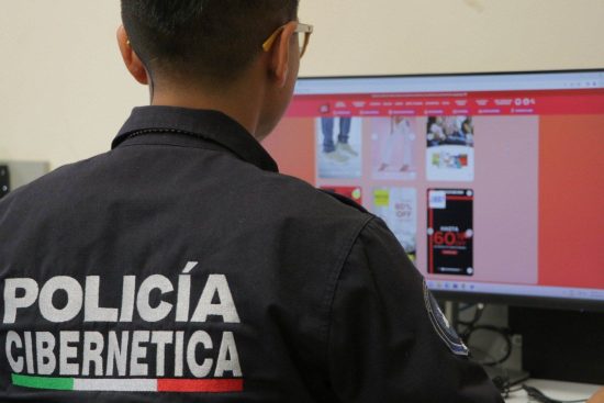 Polica cibernetica seguro y correcto del Internet puebla