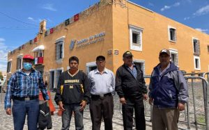 Pobladores de San Antonio Tlatenco, del municipio de San Lorenzo Chiautzingo acudieron a una reunión en Casa Agua, sede del gobierno estatal de Puebla