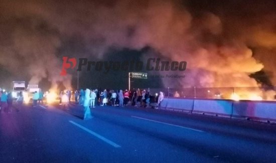 bloqueo autopista xalmimilulco