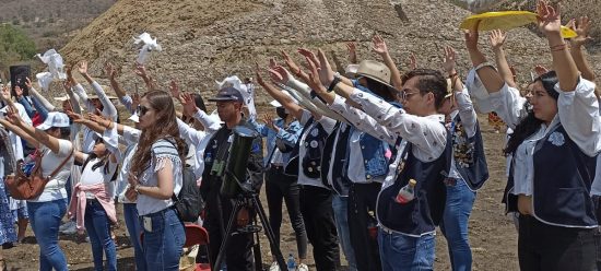 Cientos de personas acudieron al sitio arqueológico de San Cristóbal Tepatlaxco a cargarse de energía