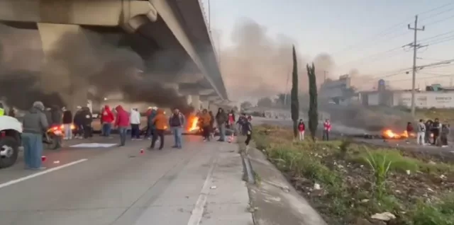 familiares huejotzingo bloqueo autopista mexico puebla manifestacion comerciantes