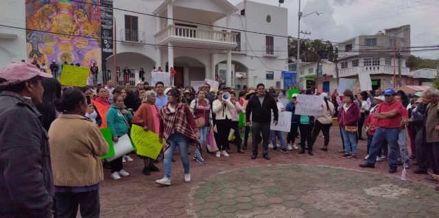 manifestacion a favor de javier huerta tlahuapan en contra de reelecion alcalde