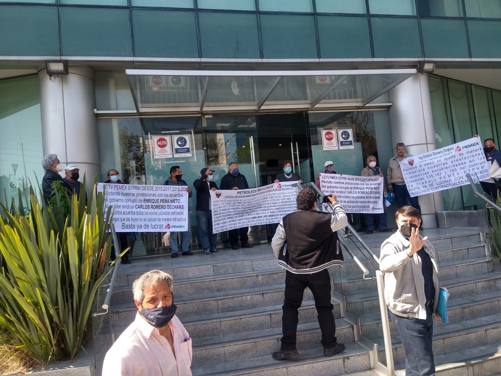 manifestacion torre pemex trabajadores jubilados