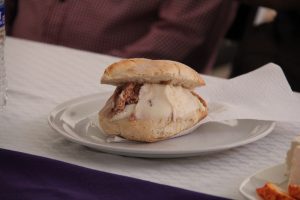 Xalmimilulco presume su ya tradicional torta de helado, el cual puedes disfrutar en el centro de la comunidad.