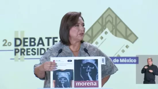 Xochitl Valez candidata presidencial del PRI-PAN-PRD con el meme de una playera para atacar a su contrincante en el debate presidencial organizado por el INE